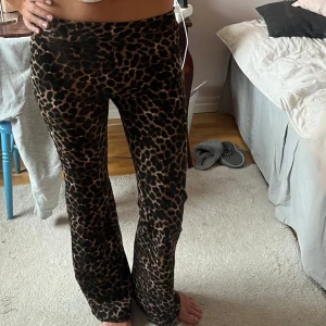 Leopard mönstrade byxor - Så snygga leopardmönstrade byxor! Stretchiga o så bekväma och utsvängda. Går att ha hög eller Lågmidjat! Långa i benen 💕