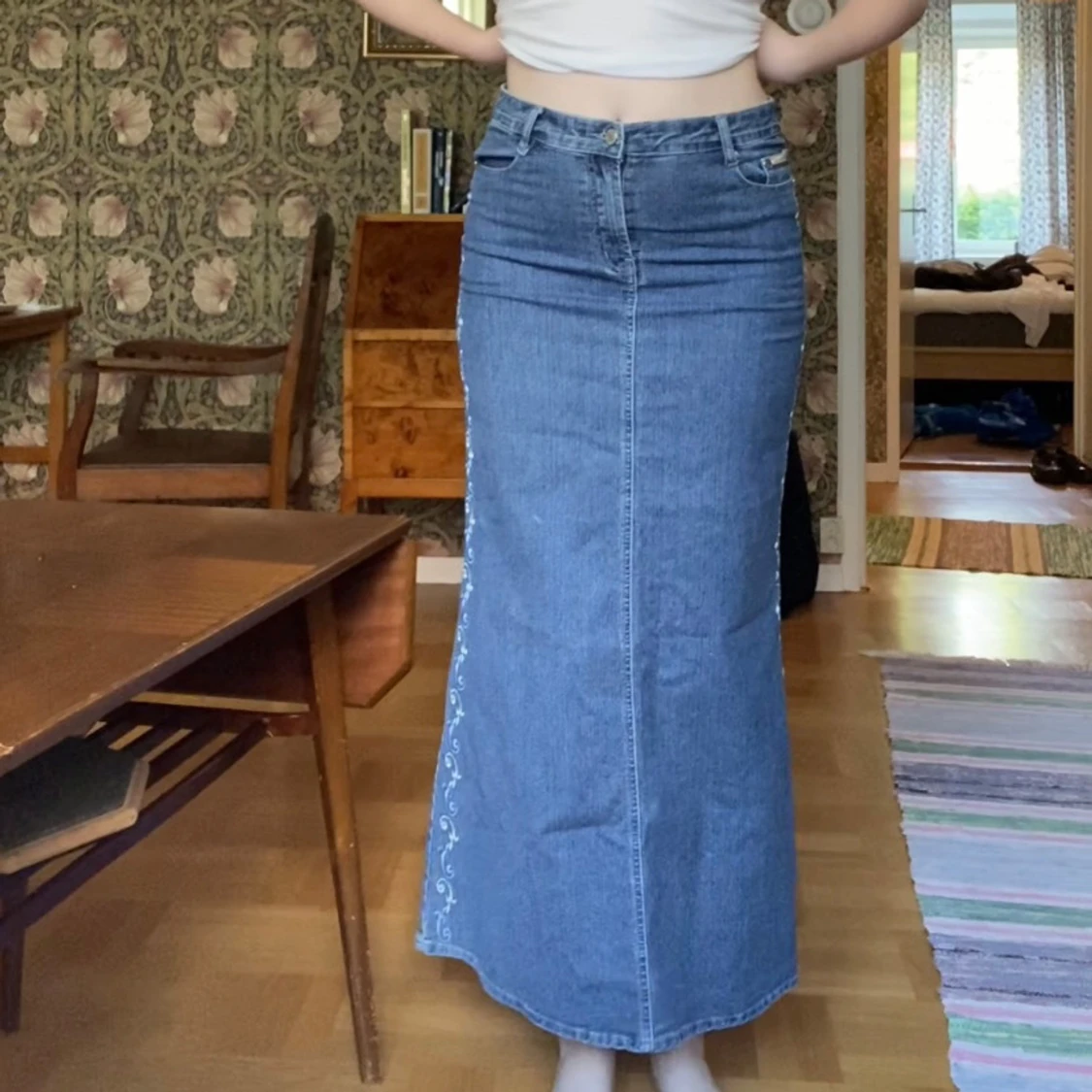 Lång jeanskjol med broderi