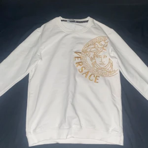 Vit Sweatshirt. Pris kan diskuteras - Bra kvalitet. Knappast använd. Storlek M men passar även S. Priset kan Diskuteras
