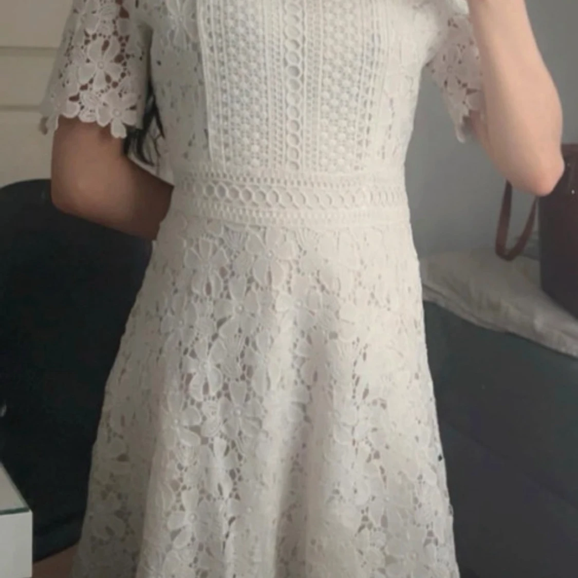 Vit spetsklänning med blommigt mönster