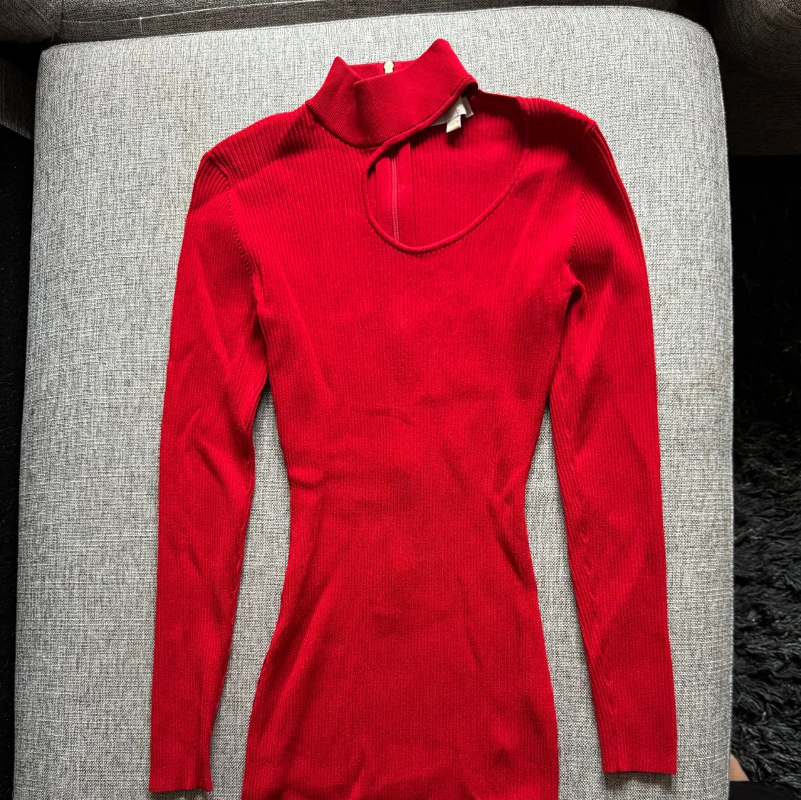 Röd ribbad långärmad klänning med hög krage