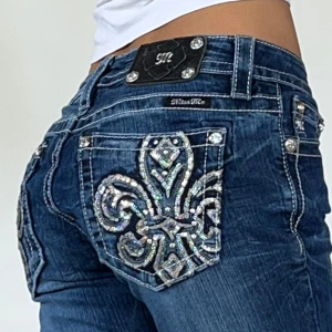 Miss me jeans - Miss me jeans i äldre modell, Lågmidjade & bootcut💕 midja 83cm + stretch, innerben 86cm💕 obs saknas 1/4 nitar bak. Jag är 165