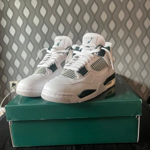 Nike Air Jordans 4 Retro White & Green - Säljer ett par Nike Air Jordans 4 Retro oxidized green.