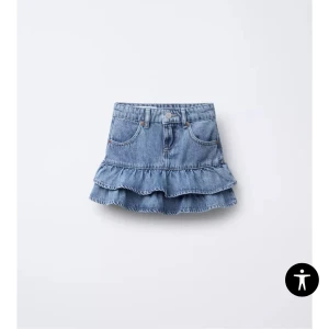 Blå jeanskjol med volanger från Zara  - Supersöt blå jeanskjol från Zara i strl 12 år men passar xxs-xs 🌸aldrig använd 💕