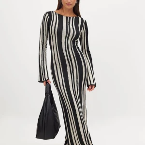 Stickad klänning från NAKD i Strl S - Säljer en snygg långklänning från NAKD i strl S. Den här maxiklänningen har en tätsittande passform och en stretchig finstickning med en mjuk känsla. Den har en båtringning och trumpetärmar. Använt max 3-4 ggr. 