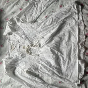 Vit blus odd molly  - Jätte söt blus från odd Molly. Från början köpt på plick men är i bra skick. 