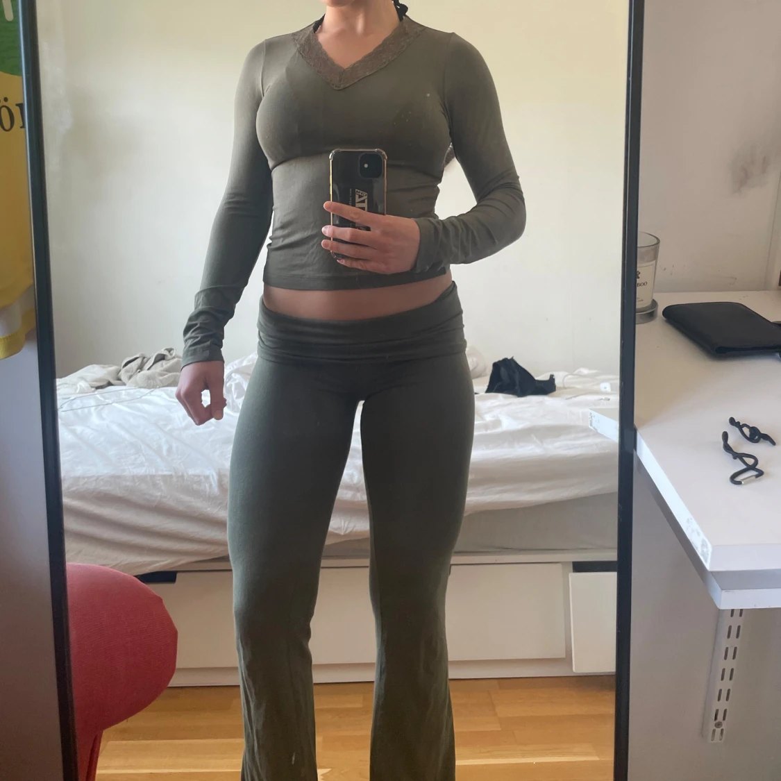 Olivgröna bootcut byxor, och matchande top - 1