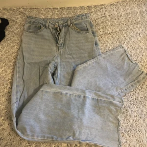 Ljusblå raka jeans - Ljusblå jeans med rak passform och klassisk femficksdesign. Byxorna har hög midja och är tillverkade i denim. Perfekta för en avslappnad stil och passar till det mesta.