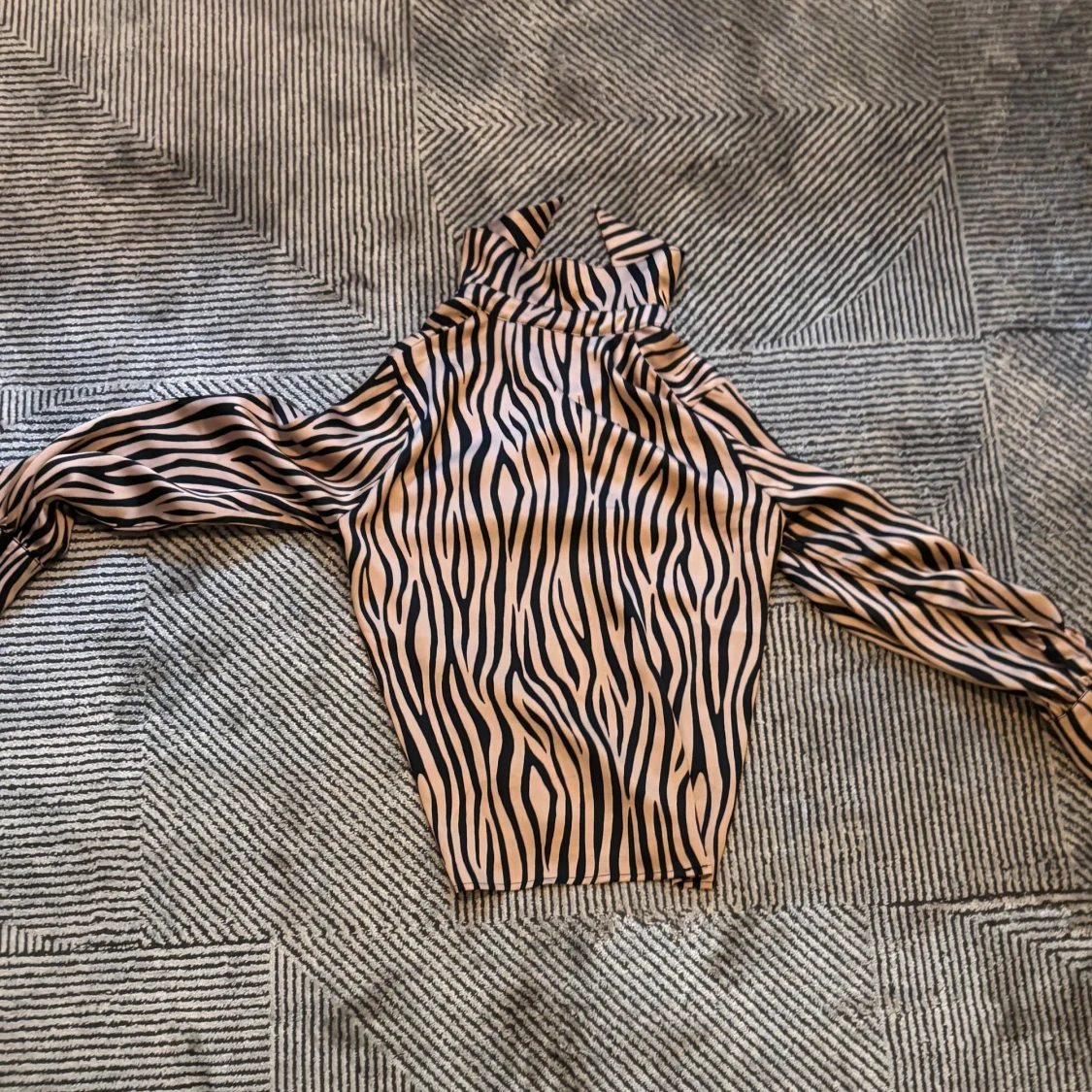 Zebramönstrad blus med knyt från ICHI - 1