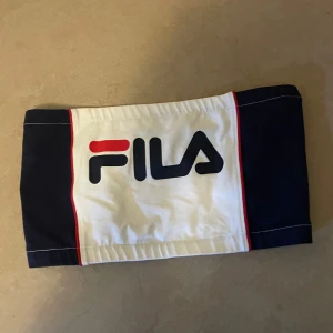 Vit och marinblå tubtopp från FILA - Fila tubtopp som är köpt på JD Aldrig använt. Täcker hela brösten