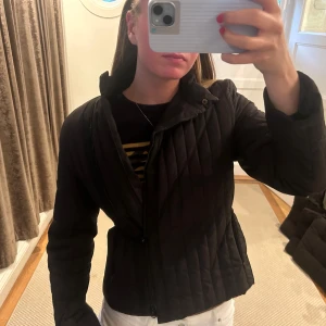 Svart jacka - Skit snygg jacka med dragkedjan som sitter lite snett❤️