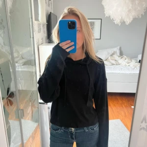 Tröja från gina tricot - En tröja från gina tricot i fint skick. Snöret som ska vara där nere finns med men inte i satt.