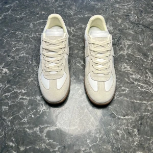 Maison Margiella Gats - Säljer ett par HELT NYA GATS! Skorna är i storlek 42 och är i 10/10 skick, samt byggda med otrolig kvalité så dom kommer vara i din garderob flera år framåt! Vid köp ingår dustbags till skorna. Skorna är givetvis äkta men till skillnad från nypriset vid runt 7000kr säljer vi dessa för endast 2899kr och kan gå ner i pris vid snabb affär! Skirb gärna ifall det är några funderingar, allt bästa SkoKapet