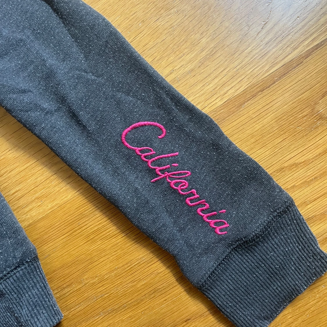 Mörkgrå hoodie med dragkedja från Hollister - 1