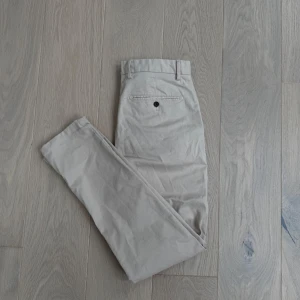 Chinos John Henric - Säljer ett par ljusbeige chinos från John Henric i W29 (passar w30-w31). Köpta nya för 900 kr.