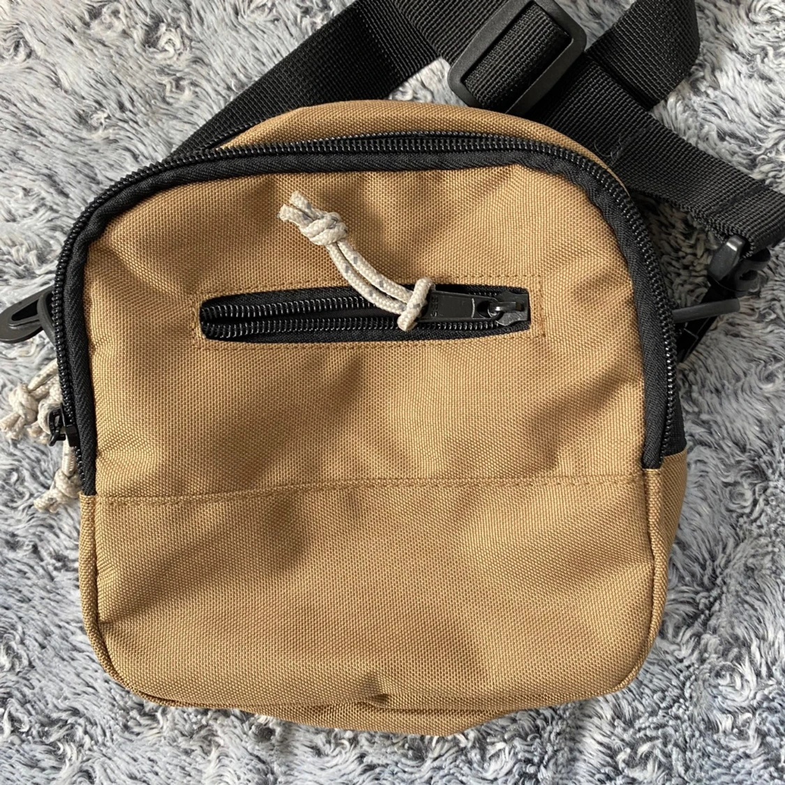 Beige axelväska från OBEY - 1