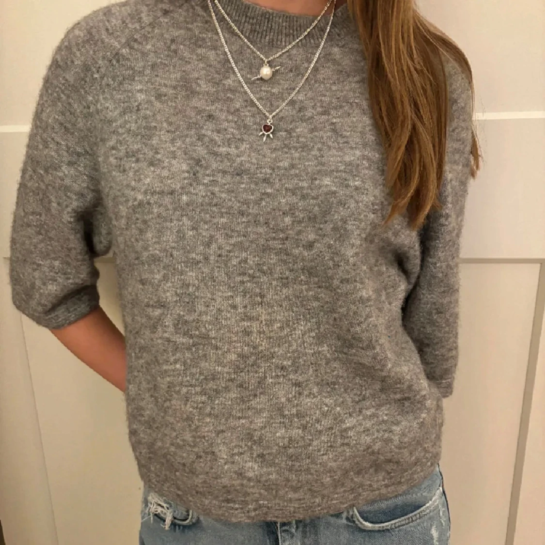 Grå stickad tröja med halvärm