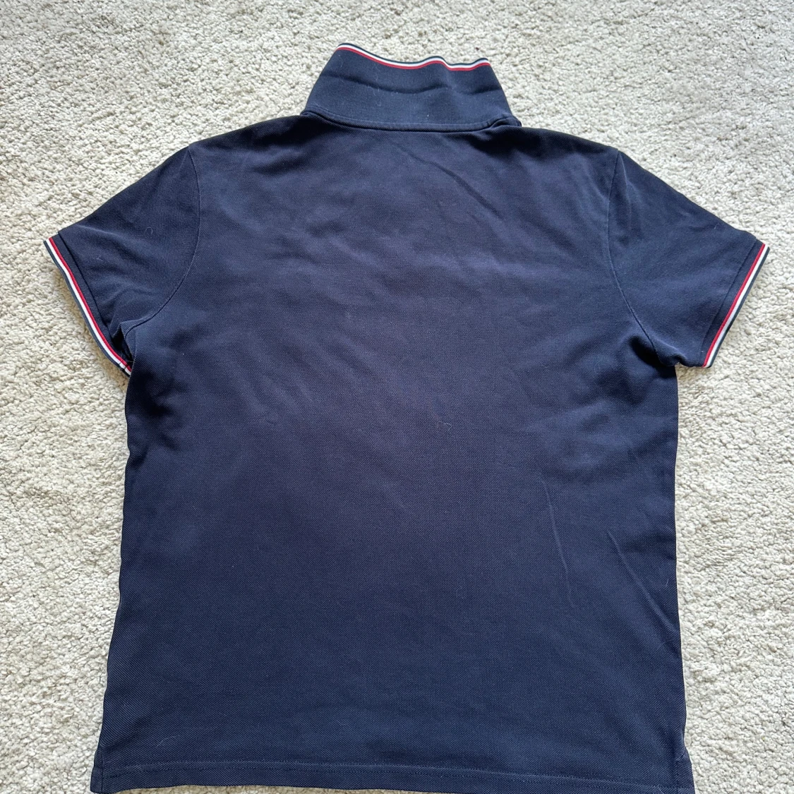 Mörkblå pikétröja från Moncler - 1