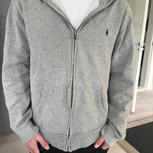 Ralph lauren hoodie - Säljer en hoodie från Ralph lauren, hyfsat bra skick, lite loose i armarna och använd därav pris. Storlek barn XL så passar runt herr xs-s, hör av er vid frågor och kan gå ner i pris vid snabb affär🤝
