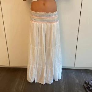 Vit långkjol med smock i midjan - Säljer en fin långkjol från Zara i storlek M, väldigt fint skick!🥰lånade bilder 