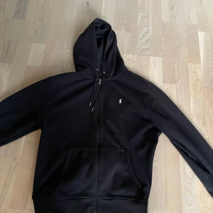 Ralph lauren zip hoodie - En Polo Ralph lauren zip Hoodie använd, de ändå är väll att den är lite solblekt annars väldigt skön 
