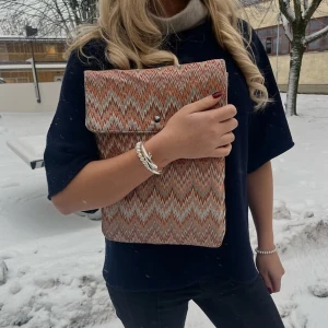 Chevron datorfodral - Säljer ett jätte snyggt chevron datorfodral💕datorfodralet har ett lock med knappstängning och passar perfekt som accessoar till olika outfits💗