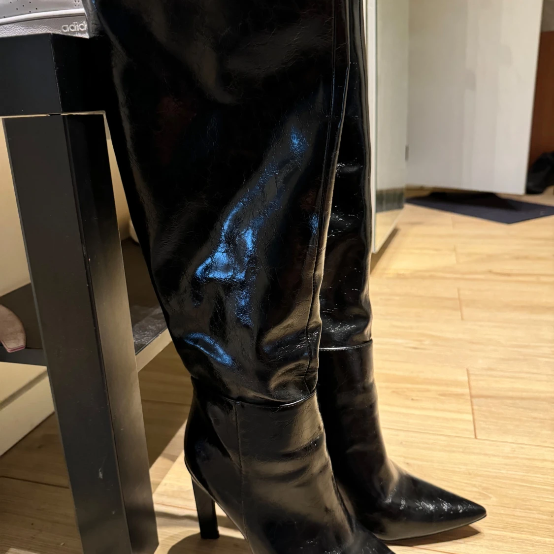 Svarta höga stövlar med klack - 4