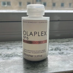 OLAPLEX No 6 - INTE MYCKET KVAR. Kolla tredje och fjärde bilder för hur mycket. Jättebra leave in kräm. Säljer pga att jag har klippt och tubbat ut mitt hår och krämen är nu för tjock