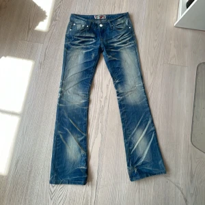 2000s Lågmidjade bootcut jeans - Skit snygga bootcut jeans med låg midja! Skriv om ni har frågor ❤️Pris är absolut diskuterbart