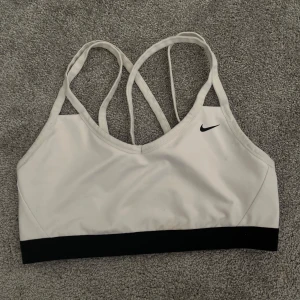 Vit Nike sport-bh  - I gott skick! osäker på storleken men skulle säga M