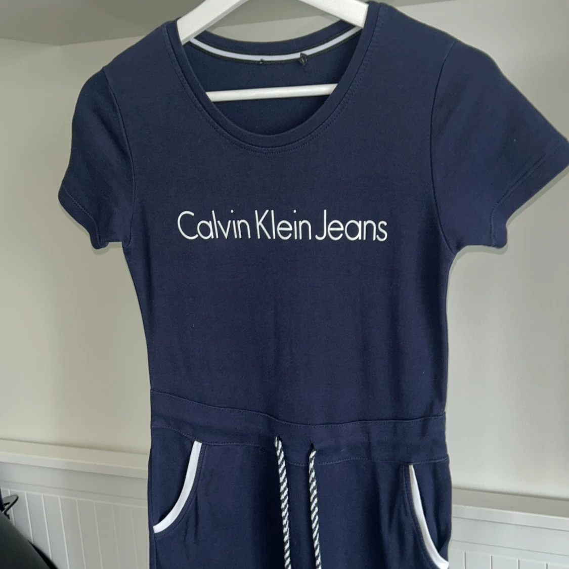 Marinblå klänning från Calvin Klein Jeans - 1