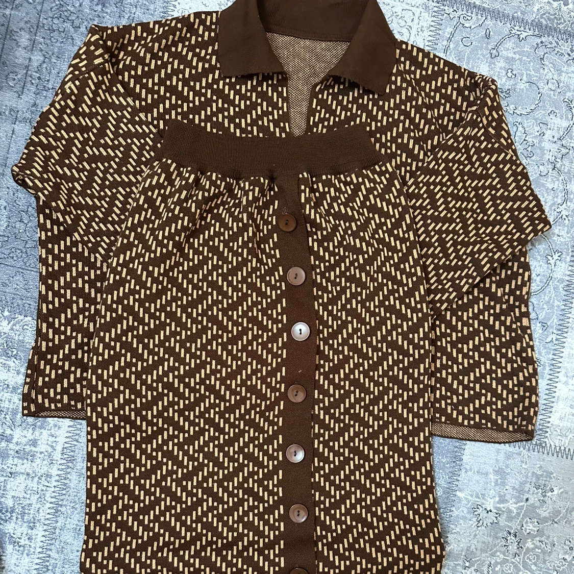 Brunmönstrad kofta med krage