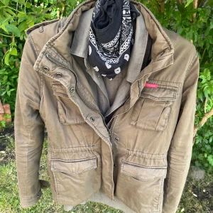 Superdry Fieldjacket - Tja! Säljer nu min olivgröna superdry fieldjacka som är riktigt schysst. Den är fodrad och superbekväm. Supersnygga detaljer och fickor! Storlek S. Priset kan alltid diskuteras vid snabbt köp👌🏻mvh