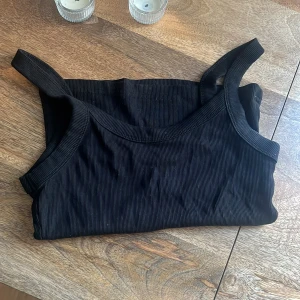 Svart ribbad linnetopp från Gina Tricot - Säljer ett svart ribbat linne från Gina Tricot, storlek S💋