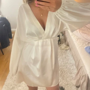 Vit klänning med v-ringning - Vit klänning med v-ringning och vida ärmar❣️