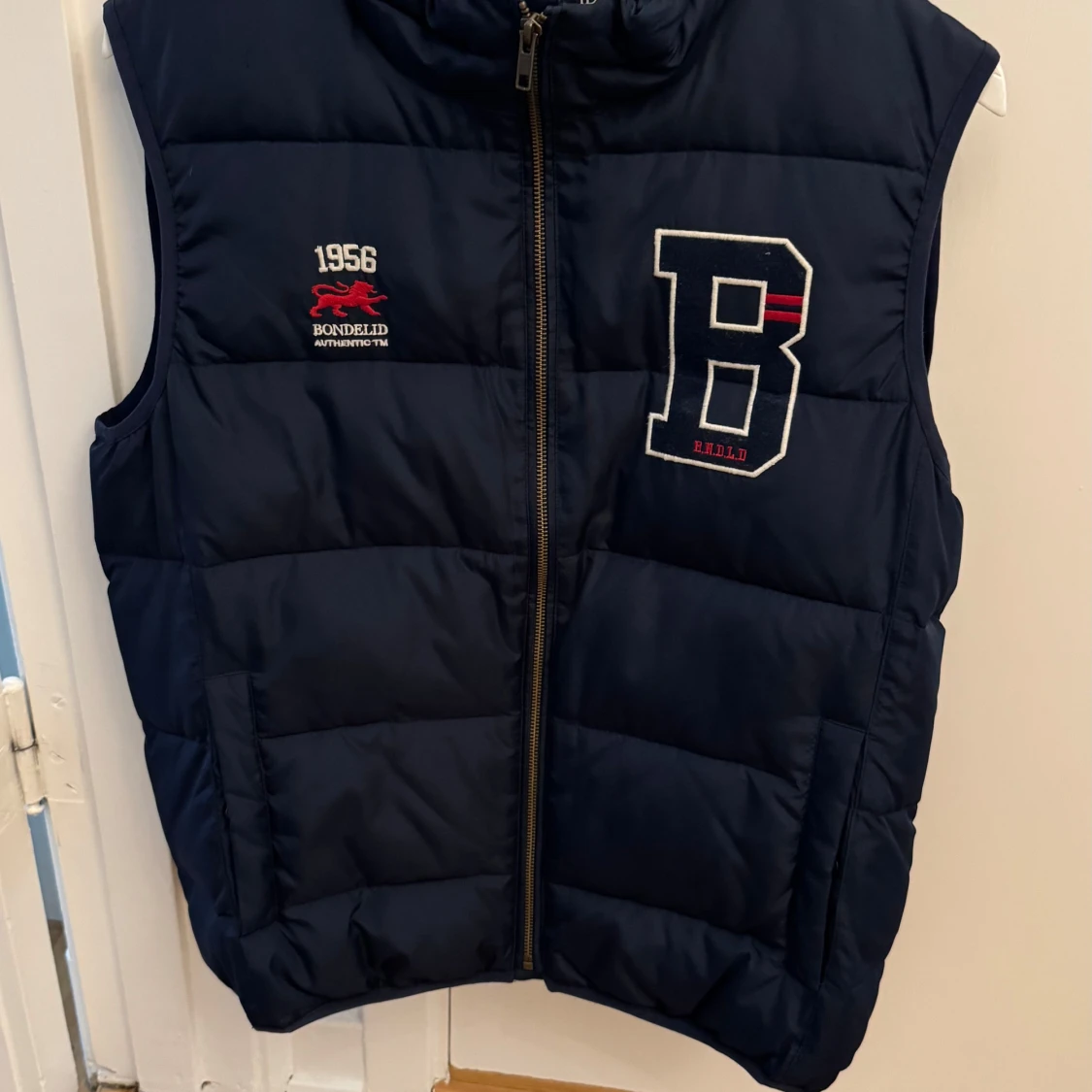 Mörkblå dunväst från Bondelid