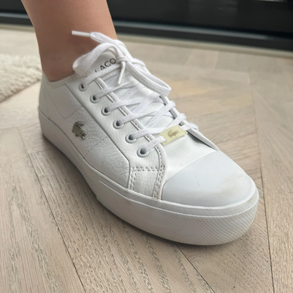 Vita sneakers från Lacoste - 1