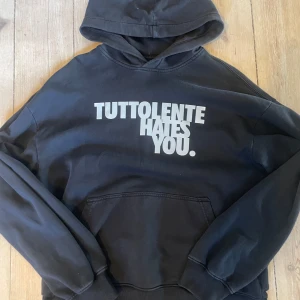 Tuttolente hoodie - Tuttolente hoodie.    Använd max fem gånger. Nypris tror jag låg på 100£. Kom med bud:)