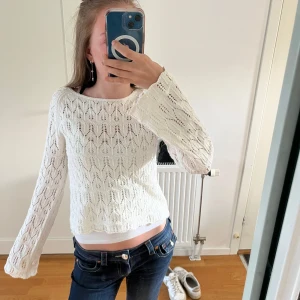 Vit stickad croppad tröja - Säljer en vit stickad croppad tröja med lång ärm. Andvänd endast 3 gånger.💕
