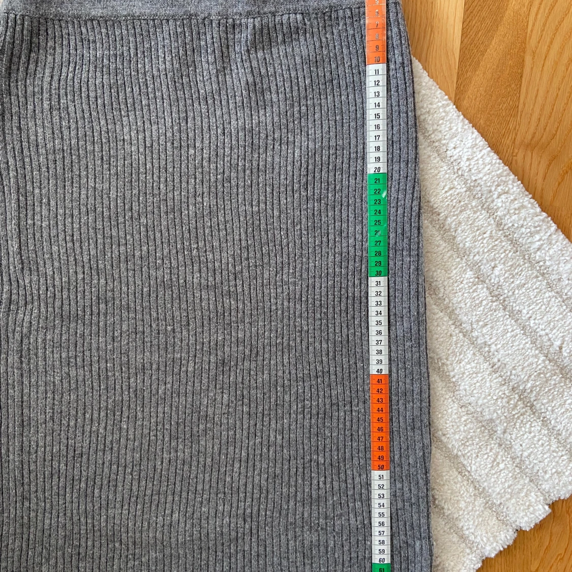 Grå ribbad stickad kjol - 3