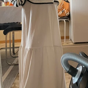 Vit långklänning med smala axelband - jättefin vit långklänning med smala axelband, kan användas som kjol också med stickade