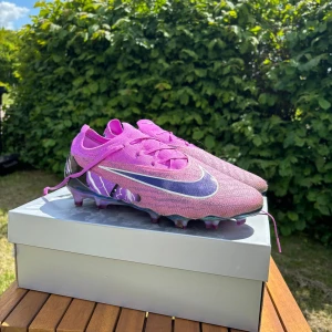 Nike phantom gx - Säljer dessa riktigt schyssta nike phantom gx (limited edition) fotbollskor på gräs. Skorna är i storlek 43 (27,5 cm) och allmänt väldigt bra skick. Använda ett par fåtal gånger så några få tecken på användning. Bara att skriva vid funderingar eller frågor. Pris kan diskuteras. OBS inget og medföljer!