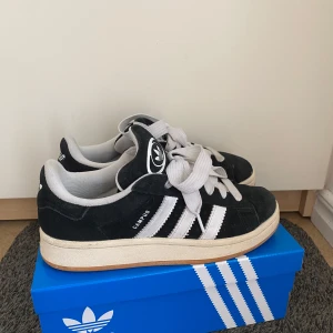 Adidas Campus 00s - Säljer dessa sneakers från Adidas då de inte längre kommer till användning. Hör av er vid frågor eller för fler bilder! 