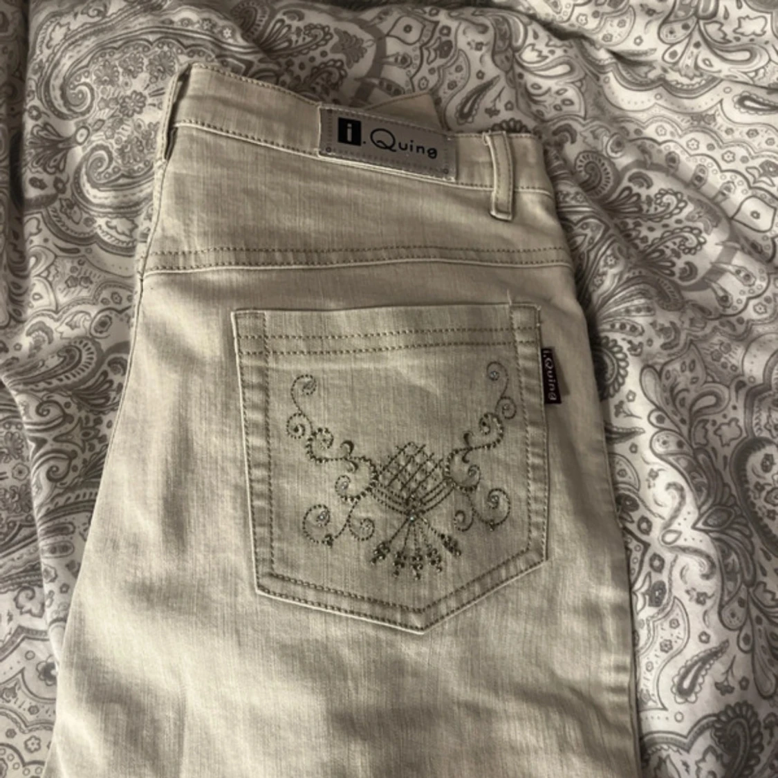 Beige/kräm vita bootcut byxor från Quine - 1