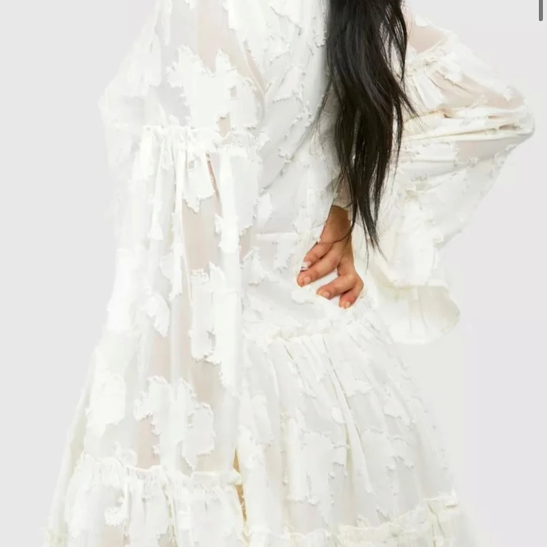 Studentklänning - Vit blommig omlottklänning med volang - 2