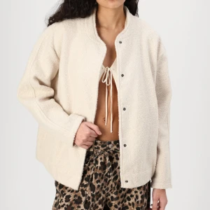 Beige teddyjacka - Säljer en beige teddyjacka med rund halsringning och knytning framtill. Jackan har tryckknappar och är långärmad med en avslappnad passform. Perfekt för lager-på-lager och enkel att styla till olika outfits.