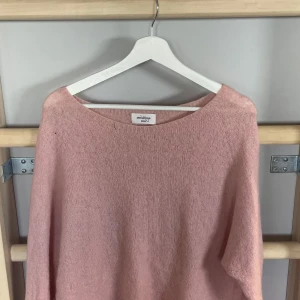 Ljusrosa stickad tröja från ottod'Ame - Mysig ljusrosa stickad tröja från ottod'Ame med rund halsringning och lång ärm. Perfekt för lager-på-lager och enkel att matcha med olika outfits.