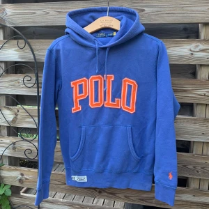 Ralph Lauren Hoodie  - Snygg Hoodie från Ralph Lauren. Storlek XS. Fint skick, men har små färgförändringar längst ner (dock inte något man tänker vid användning). Hör gärna av er vid funderingar🙌