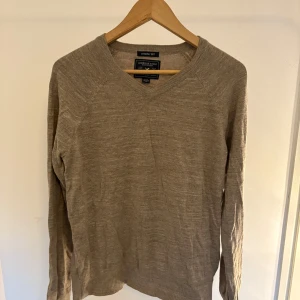 stickad tröja från American Eagle - Beige stickad tröja från American Eagle. Riktig fet tröja. Ganska bra använd, därav priset. 