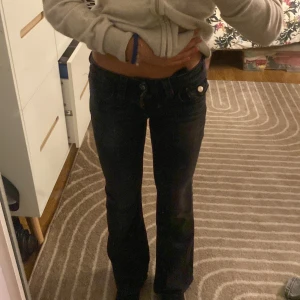 Svarta Gina jeans  - Snygga svarta jeans från Gina Tricot i storlek 140. De är boutcut och lowwaist !!🌺